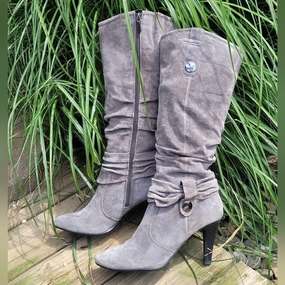 Gray Heeled Boots‎